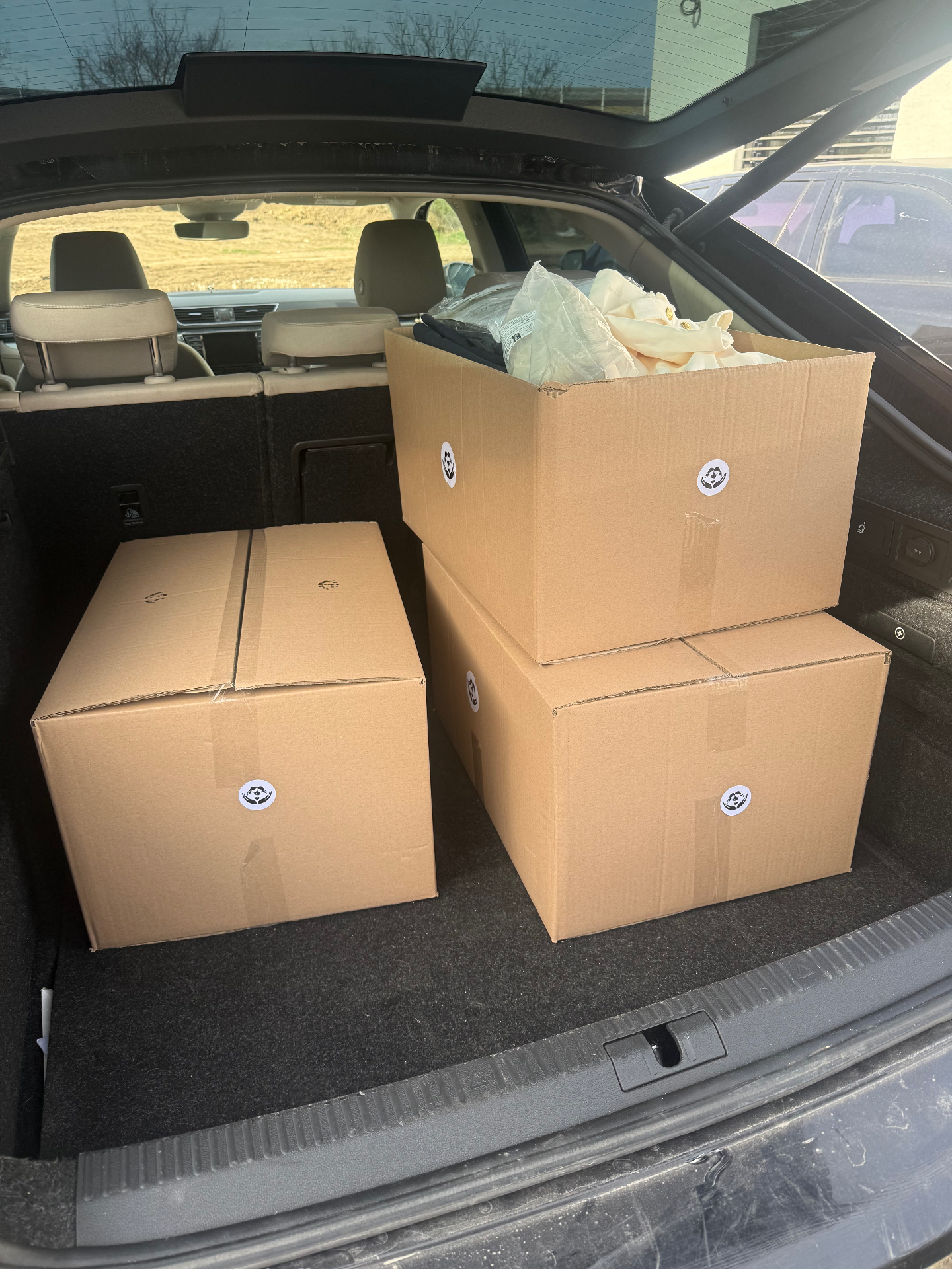 Krabice s pomocou pripravené na distribúciu